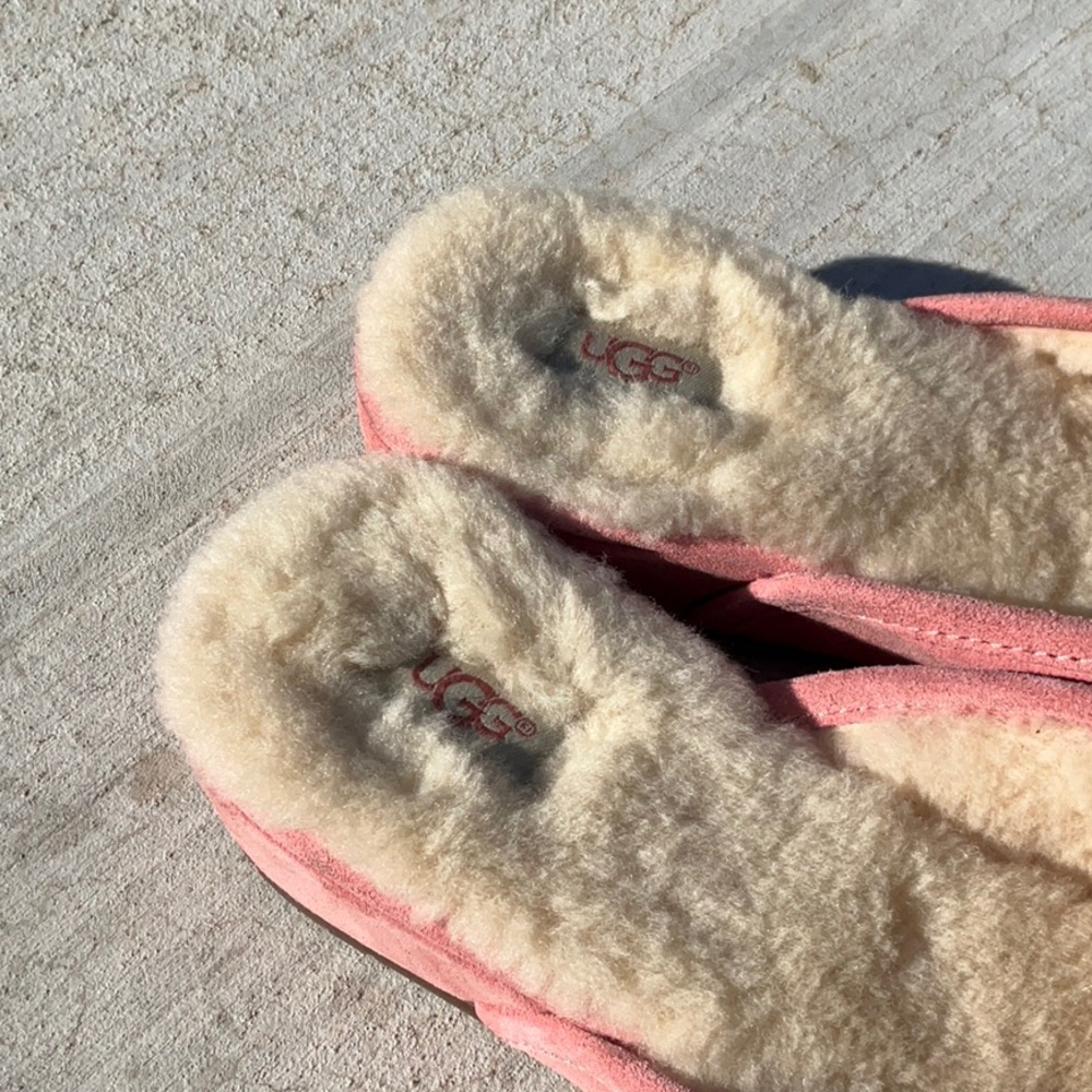 UGG Queen Bee 🐝 Yvett Wedge
Slippers Size 9 - Picture 10 of 16